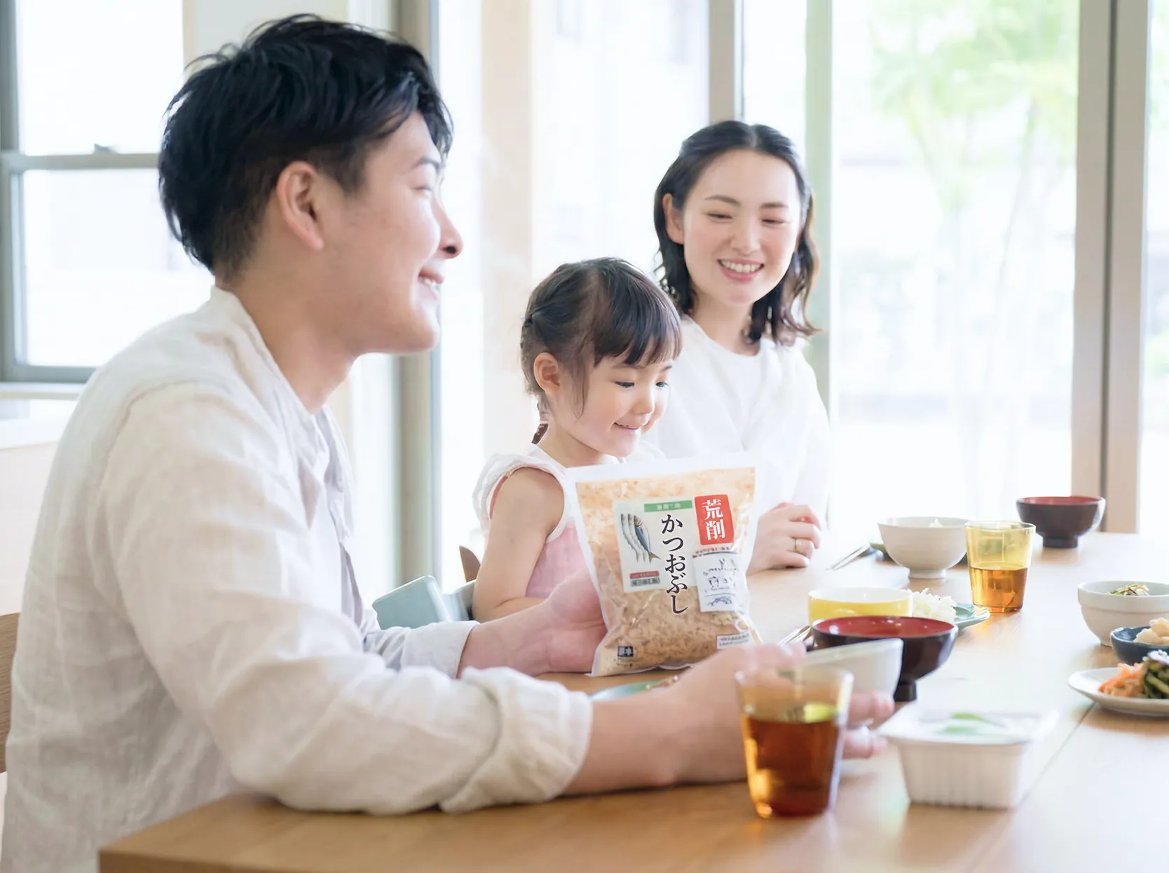 食卓を囲む家族の様子